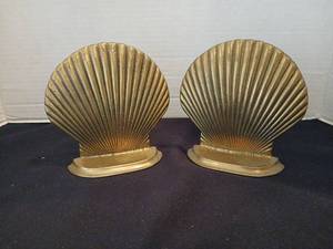 lot 1126 image: Brass Scallop Shell Bookends Pair of 2 5 inches tall