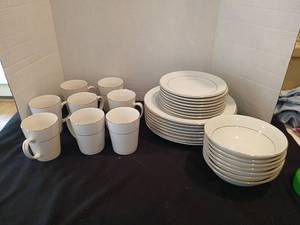 lot 1131 image: Gibson Everyday Dinnerware Lot Dinner Plates Bowls Mugs China 31 pieces