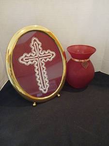 lot 1137 image: Oval Gold-Tone Frame 11 inches  with Belgian White Lace Cross from Brussels, Belgium - Display and Red Frosted Vase