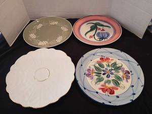 lot 1139 image: Vintage Ceramic handpainted  and signed by Gail Pittman Ana 101 and Nov 101 plates and 2 other decorative  plates