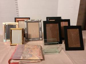 lot 1205 image: Picture frames 3x5 and 5x7