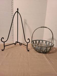 lot 1207 image: Metal easel 20in tall and metal basket