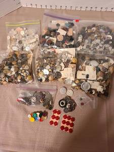 lot 1213 image: Buttons