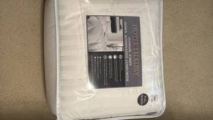 lot 1300 image: Hotel Luxury Down Alternative Comforter FullQueen 300 Thread Count