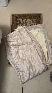 lot 1308 image: Beige Shower Curtain. With Liner and Rug 44X27