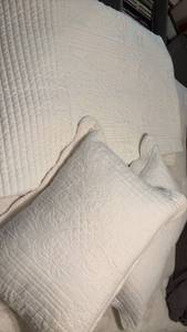 lot 1313 image: Queen Ivory Stitched Bed Spread with Pillow Shams