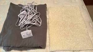 lot 1327 image: Heating Blanket and Small Ivory Rug 17x24