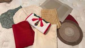 lot 1336 image: Placemats and Table Cloth