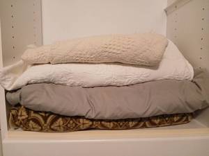 lot 1513 image: Lot of 4 throws