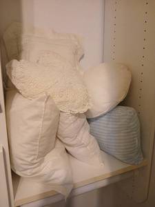 lot 1514 image: Decorative Throw Pillows and pillow forms
