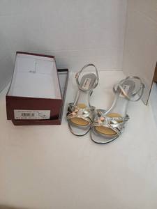 lot 1517 image: Dyeables Peg Silver Metallic Sandals Size 8.5 B
