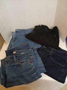 lot 1520 image: Lee Relaxed Fit Jeans Lot of 5 Pairs14 short