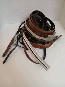 lot 1522 image: Assorted Lot of Belts Mixed Styles and Buckles Multiple Pieces size lxlg