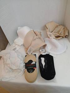 lot 1523 image: Vanity Fair Womens Bra Underwear and Sock Lot