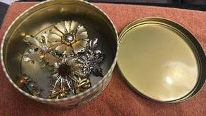 lot 1901 image: Broches in decorative tin