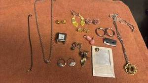 lot 1909 image: Ladies jewelry