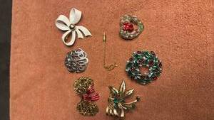 lot 1910 image: Brooches