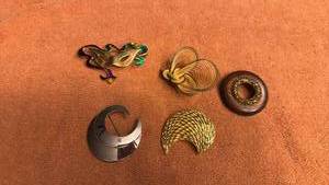 lot 1911 image: Brooches