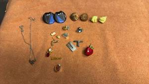 lot 1912 image: Ladies jewelry