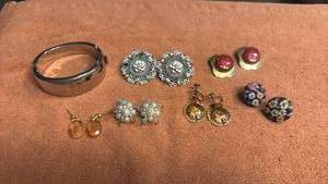 lot 1915 image: Earrings and bracelet