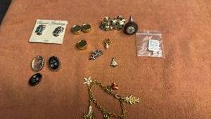 lot 1917 image: Holiday jewelry and more one needs repaired