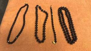 lot 1918 image: Necklaces and bracelet