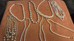 lot 1919 image: Necklaces