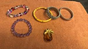 lot 1920 image: Bracelet and pin