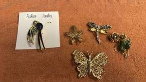 lot 1921 image: Brooches