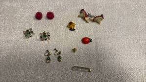 lot 1925 image: Earrings and more