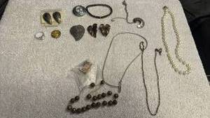 lot 1926 image: Ladies jewelry