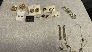 lot 1927 image: Ladies jewelry