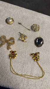 lot 1928 image: Brooches pins