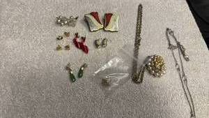 lot 1929 image: Ladies jewelry