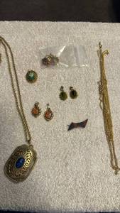 lot 1931 image: Ladies jewelry