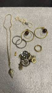 lot 1933 image: Ladies jewelry