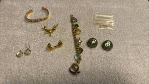 lot 1936 image: Ladies jewelry
