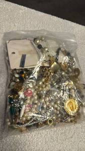 lot 1940 image: Craft beads and more