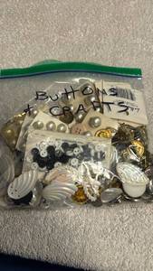 lot 1941 image: Buttons and craft beads