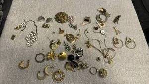 lot 1943 image: Assorted Costume Jewelry Lot