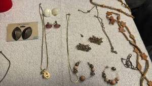 lot 1949 image: Ladies jewelry