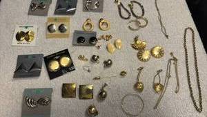 lot 1950 image: Ladies jewelry