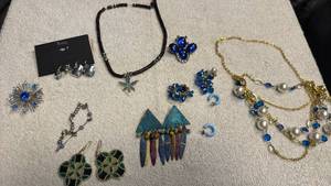 lot 1951 image: Ladies jewelry