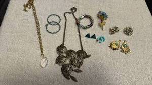 lot 1952 image: Ladies jewelry