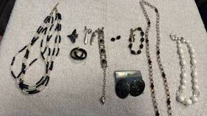 lot 1953 image: Ladies jewelry