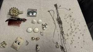 lot 1954 image: Ladies jewelry