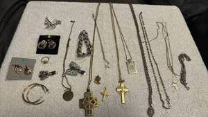 lot 1955 image: Ladies jewelry