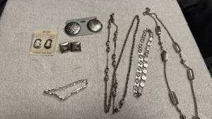 lot 1958 image: Ladies jewelry