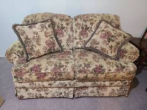 lot 2004 image: Lane Furniture loveseat 36x64x36, floor to seat 19 in. Comes with two matching throw pillows, located in upper garage loft, matches lot 907
