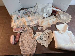 lot 3100 image: Doilies, dresser scarf, tablecloth, fabric